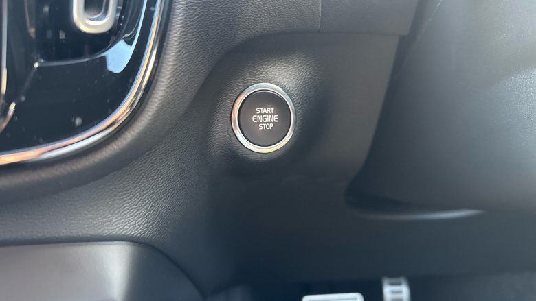 Volvo Xc40 2.0 B4P R DESIGN Pro 5dr Auto Petrol Estate